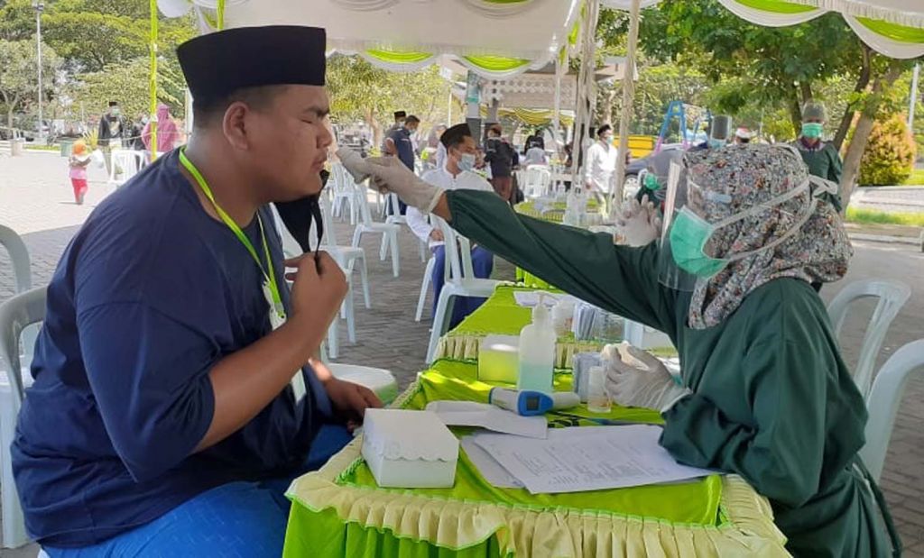 Salah satu santri Ponpes Tebuireng Jombang menjalani uji swab