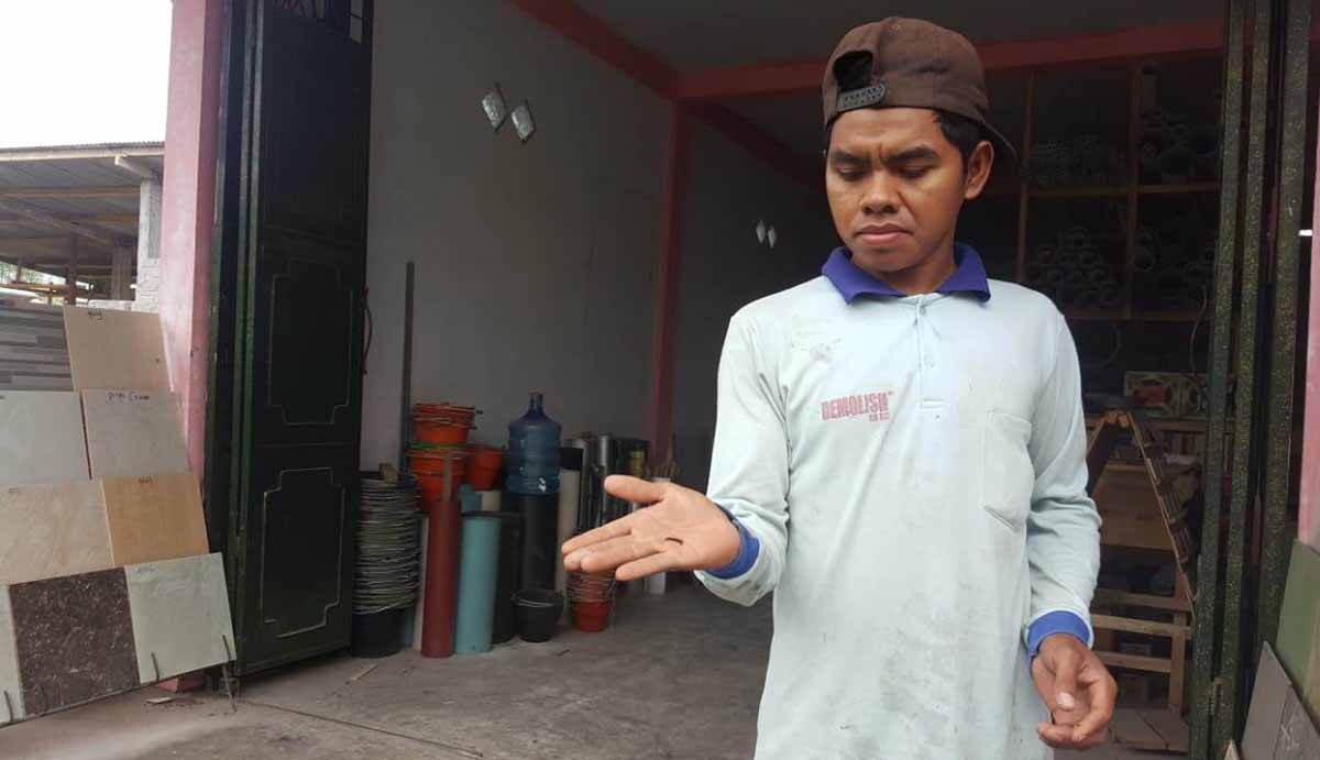 Warga Probolinggo menunjukkan ulat jati yang masuk ke teras rumahnya