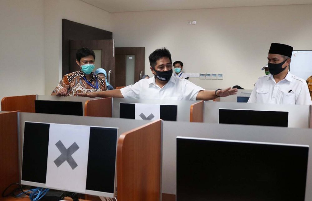 Ketua Pusat Penerimaan Mahasiswa Baru (PPMB) Unair, Dr. Achmad Solihin (kanan)