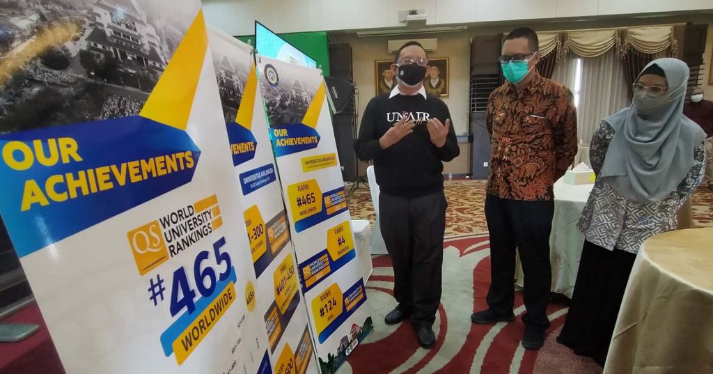 Rektor Unair, Prof. Dr Mohammad Nasih (kiri)