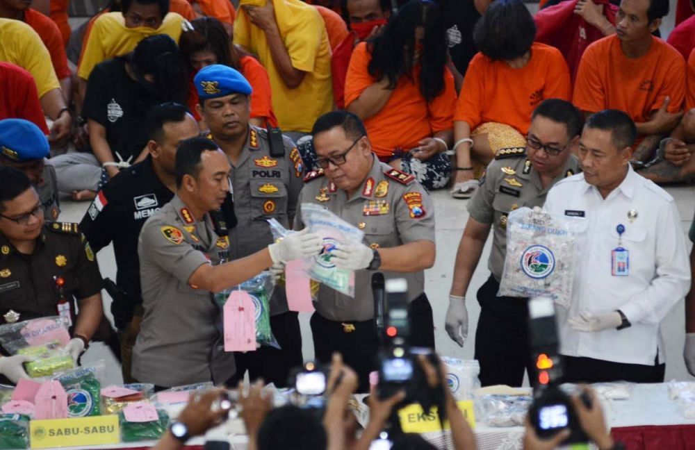 Kapolda Jatim Irjen Pol Luki Hermawan dan Kapolrestabes Surabaya Kombes Pol Sandi Nugroho dalam gelar ungkap kasus narkoba