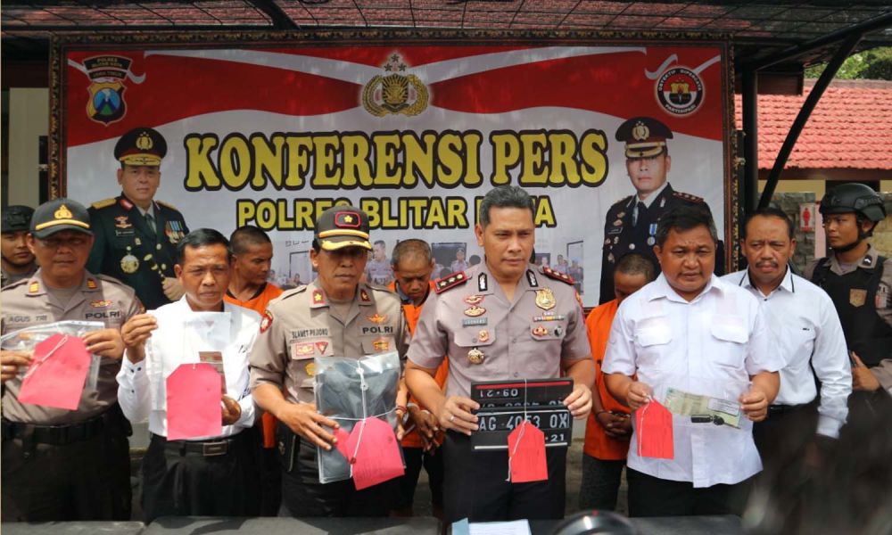 Kapolres Blitar Kota AKBP Leonard Sinambela membeberkan para tersangka dan barang bukti