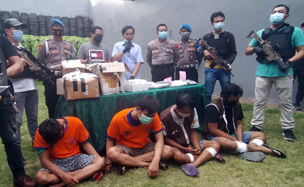Empat tersangka diamankan Satresnarkoba Polrestabes Surabaya