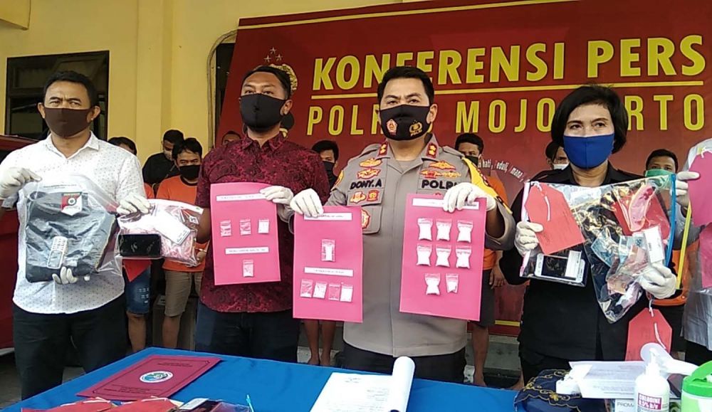 Kapolres Mojokerto AKBP Dony Alexander membeberkan barang bukti narkoba dan pil koplo serta para tersangka