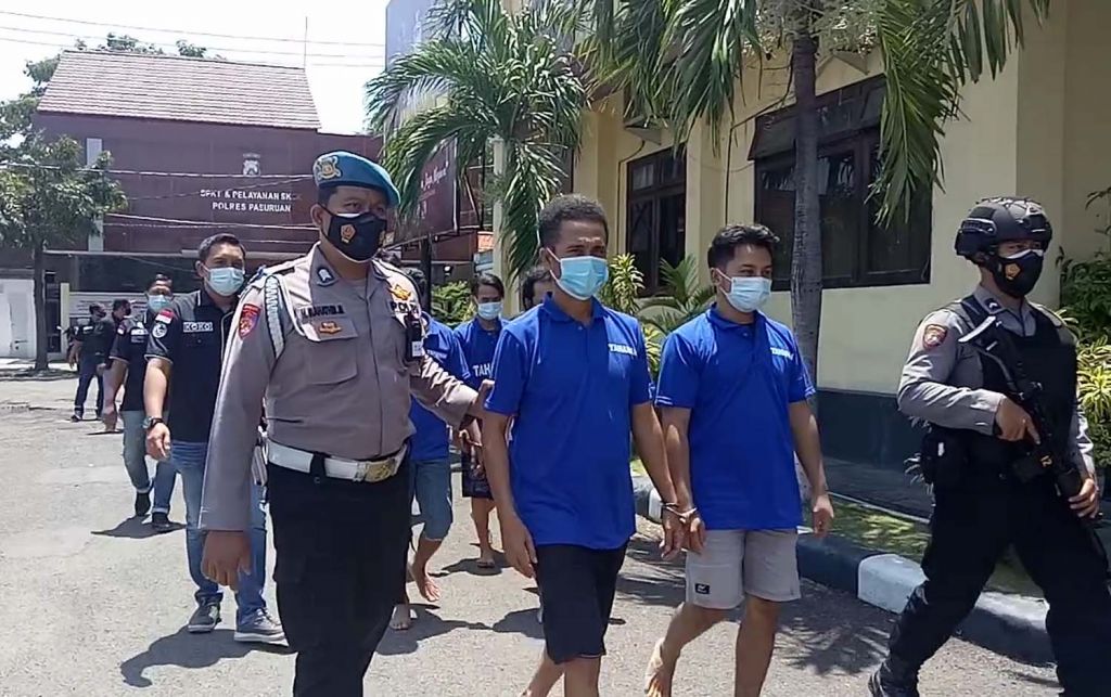 Para tersangka kasus narkoba dan obat keras berbahaya digiring di Mapolres Pasuruan