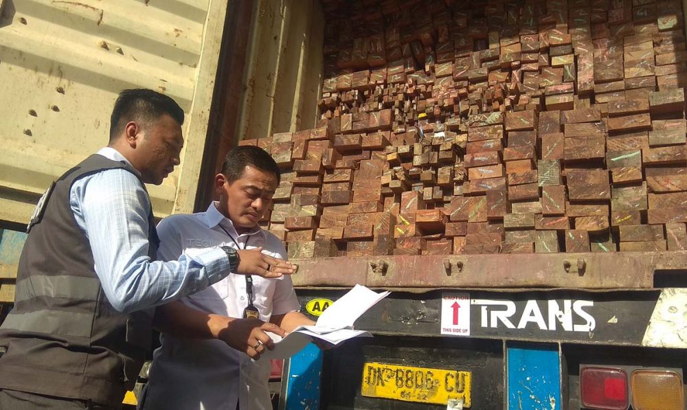 Kanit Pidek Polrestabes Surabaya AKP Teguh Setiawan dan anggotanya memeriksa dokumen kontainer berisi kayu meranti olahan