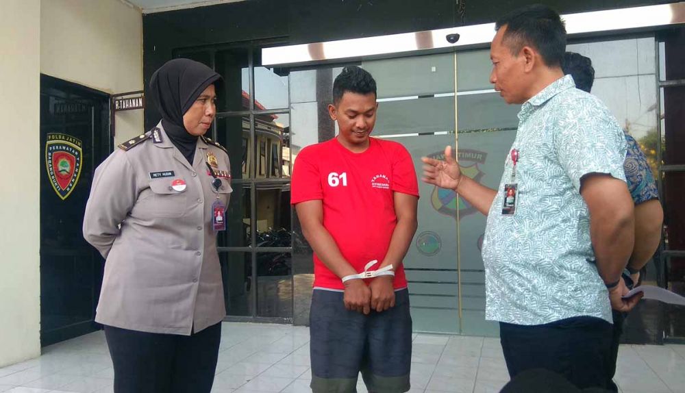 Haris (tengah) hanya bisa pasrah saat ditangkap Unit Resmob Polrestabes Surabaya