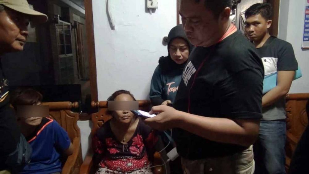 Kabid Pemberantasan BNNP Jatim AKBP Wisnu Chandra menginterogasi kedua pelaku