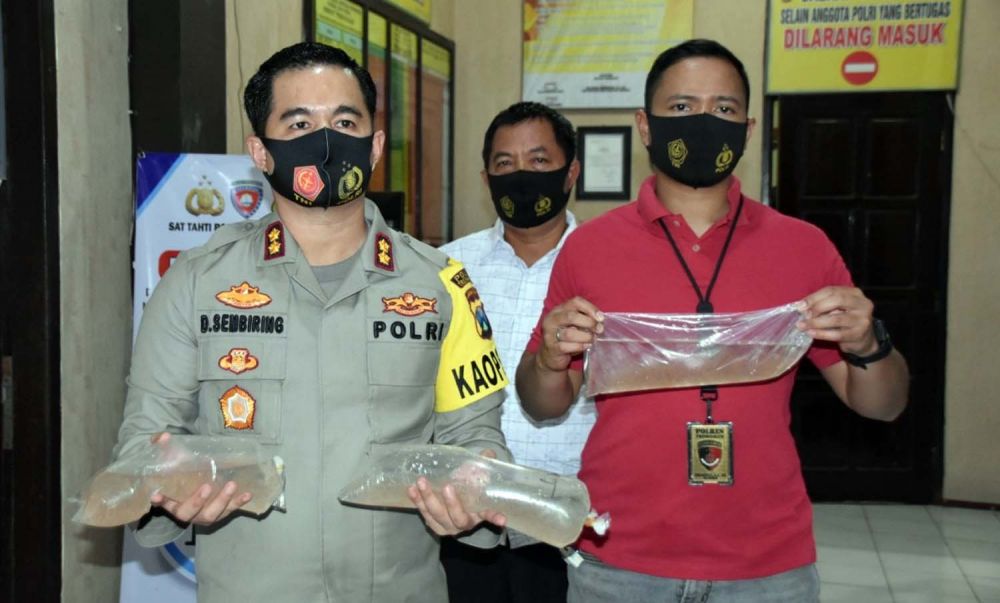 Kapolres Trenggalek AKBP Doni Satria Sembiring dan Kasat Reskrim Iptu Bima Sakti menunjukkan barang bukti