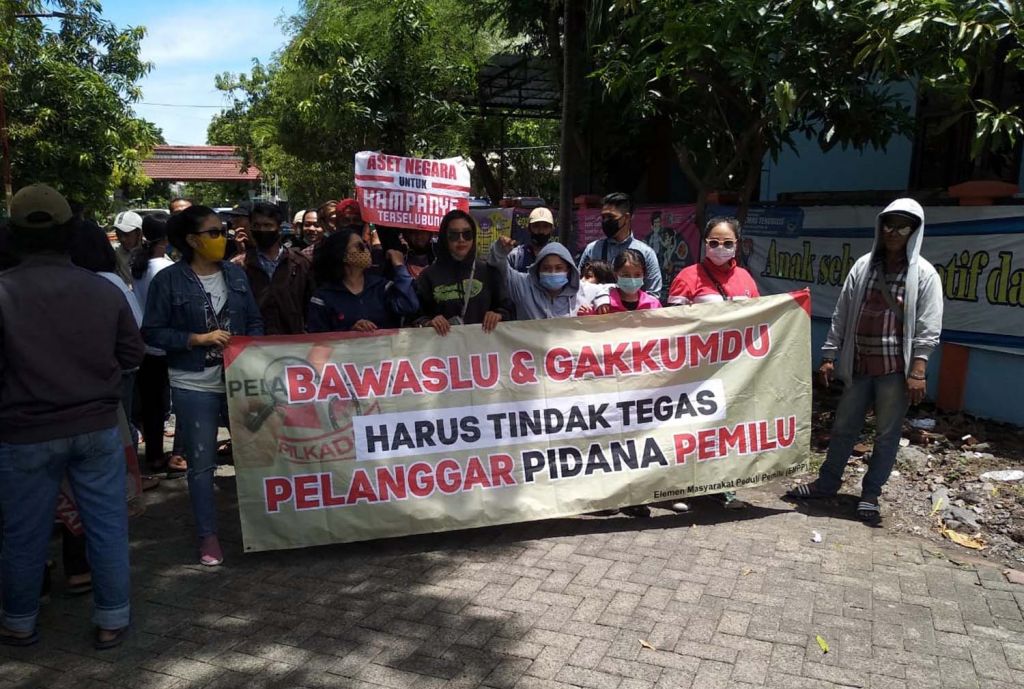 Massa Elemen Masyarakat Peduli Pemilu berunjuk rasa di depan Kantor Bawaslu Surabaya