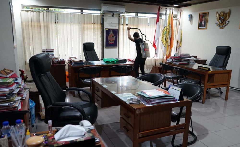 Salah satu ruangan di Gedung Untag Surabaya disemprot disinfektan