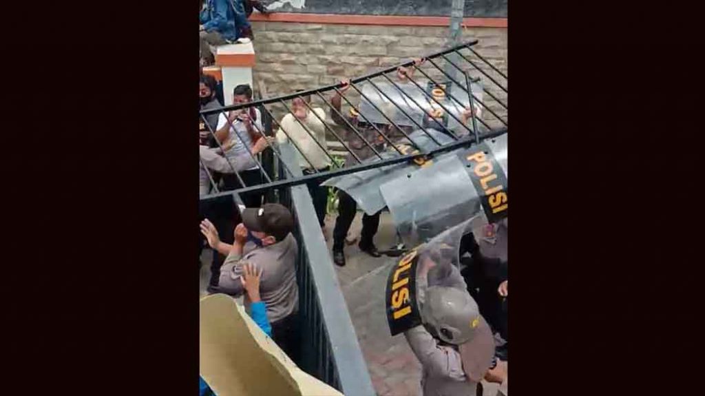Tolak Omnibus Law di Probolinggo, Hujan Batu hingga Rusak Pagar DPRD
