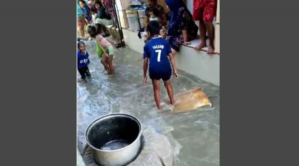 Penampakan Banjir Rob di Pesisir Surabaya Dampak Gerhana Bulan Total