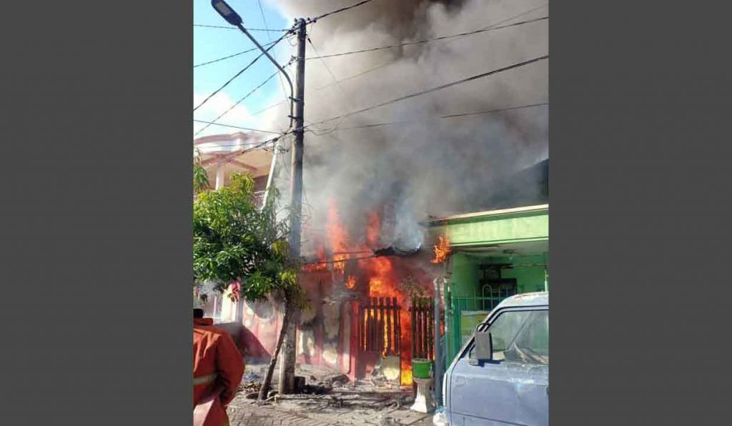 Usaha nasi geprek di Surabaya yang terbakar