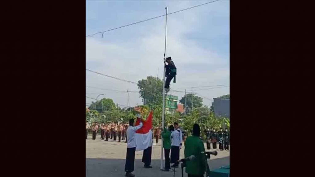 Santri di Mojokerto yang naik ke tiang bendera