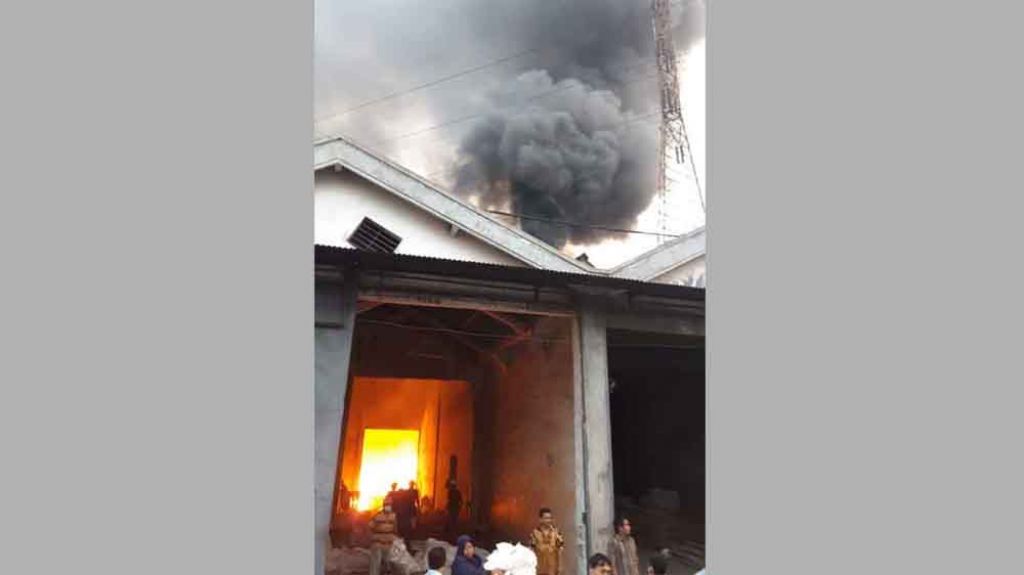 Gudang Karung di Surabaya Terbakar, 17 Mobil Damkar Dikerahkan