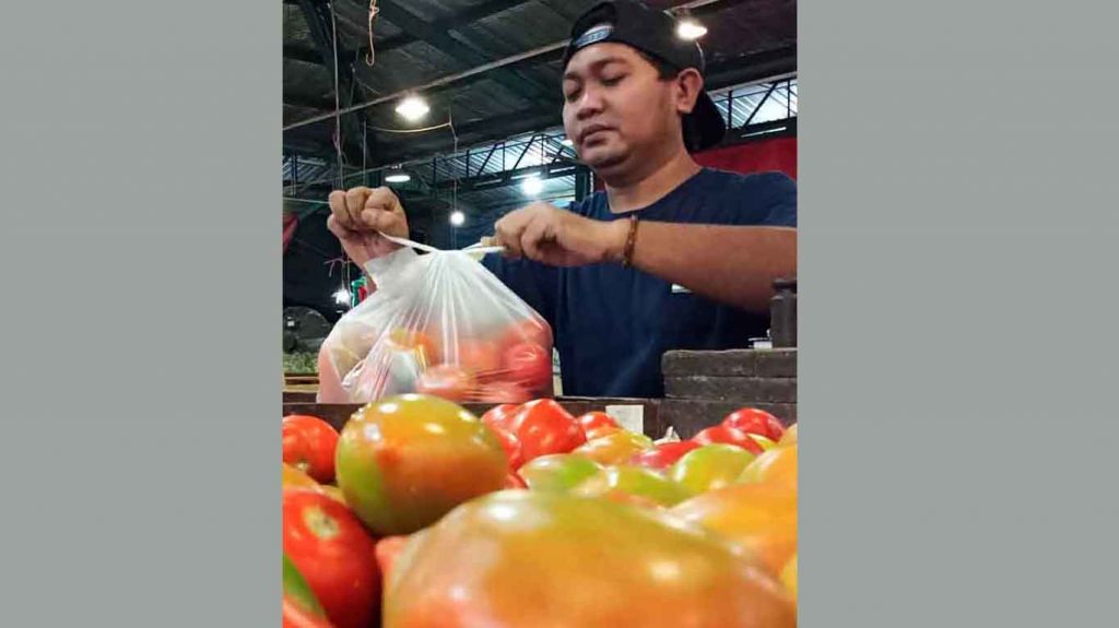 Langka, Harga Buah Tomat di PIOS Naik Dua Kali Lipat