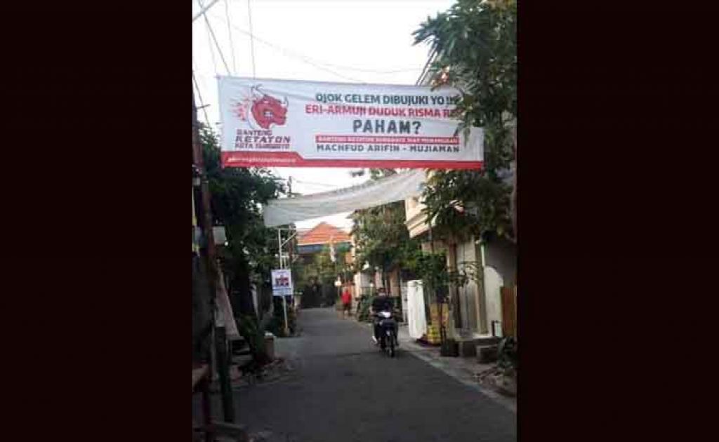  Spanduk 'Eri-Armuji Bukan Risma' Terpasang di Sejumlah Perkampungan