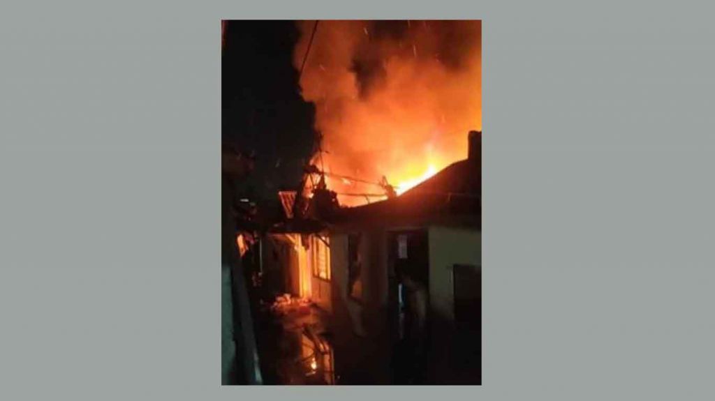 Rumah yang terbakar di Surabaya