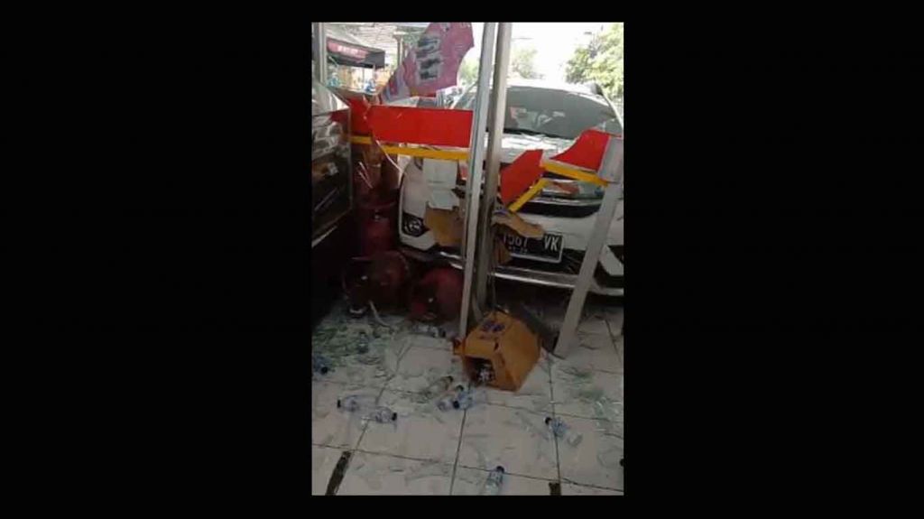 Honda BRV Tabrak Minimarket di Surabaya