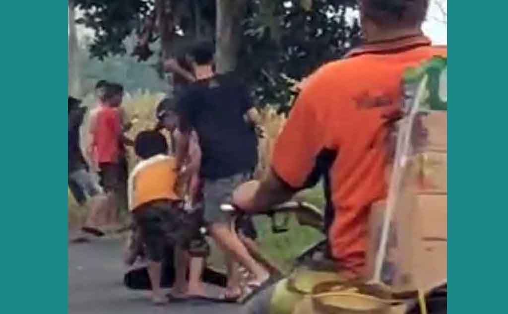 Tangkapan layar video tawuran remaja di Jombang yang beredar di medsos

