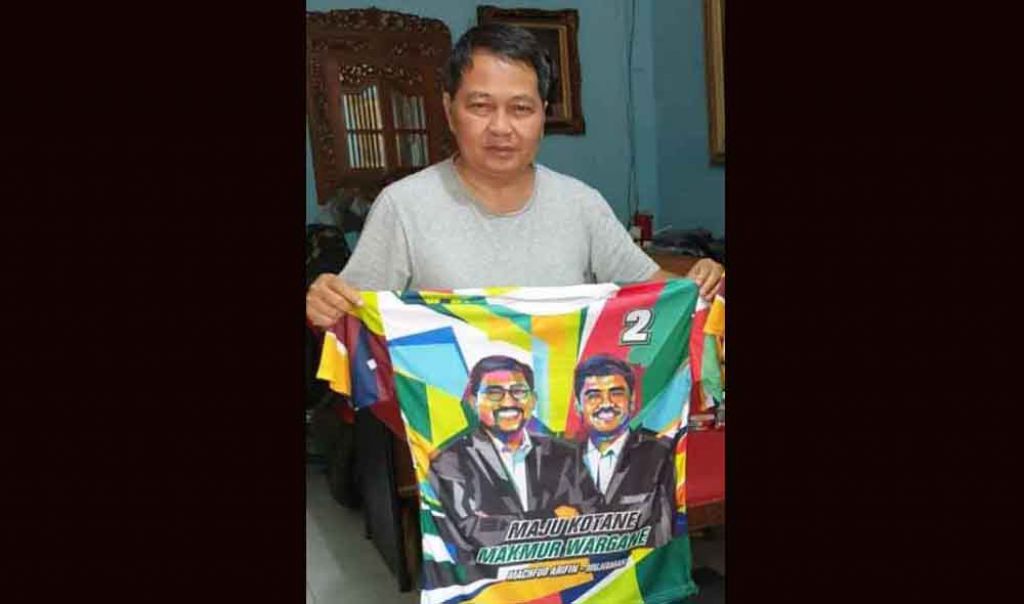Anugrah Ariyadi bagikan kaos 02