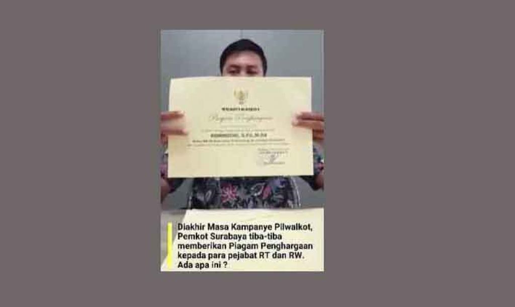 Capture video Ketua RW 08, Kelurahan Simolawang, Kecamatan Simokerto atas piagam penghargaan