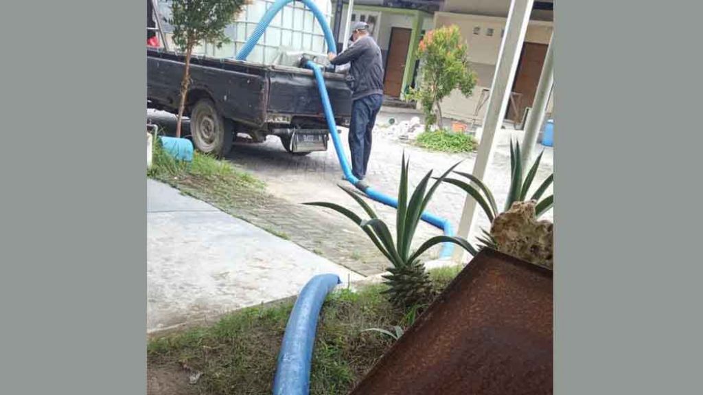Warga perumahan di Gresik membeli air tangki 