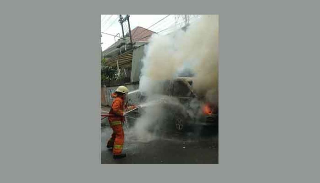 Mobil Daihatsu Espass terbakar di Jalan Dinoyo, Surabaya