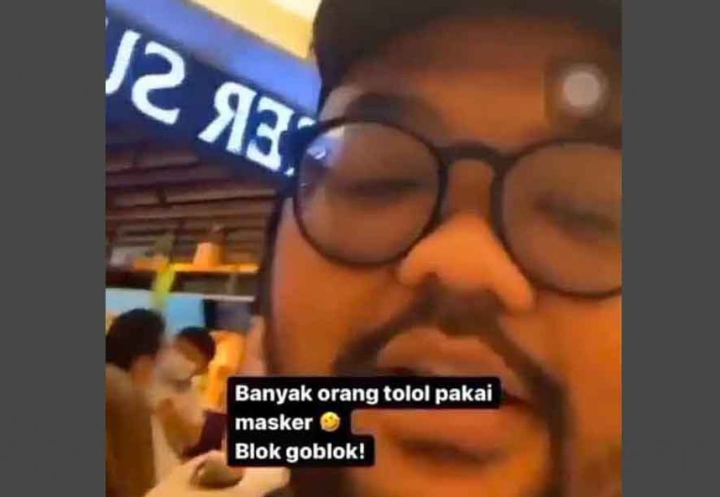 Tangkapan layar video pria sebut pengunjung mmal bermasker orang tolol yang viral di media sosial