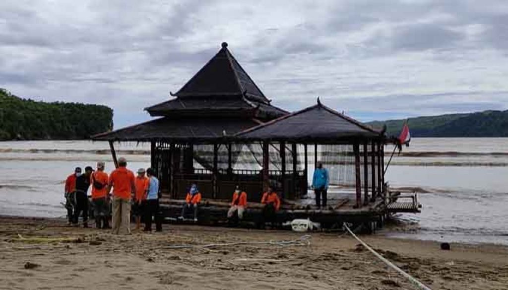 Masjid Apung Pacitan yang Terseret Banjir Berhasil Ditarik ke Pantai