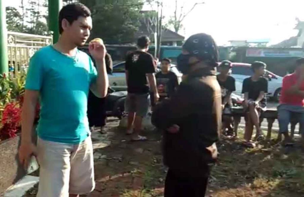 Tangkapan layar warga mengamankan kedua anak diduga kembar yang mencuri uang di kotak amal