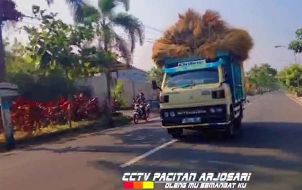 Tangkapan layar video truk oleng