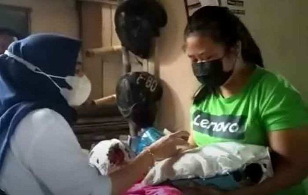 Nur Kareema, putri mendiang Habib Hasan Mulachela berikan bantuan bagi warga kurang mampu