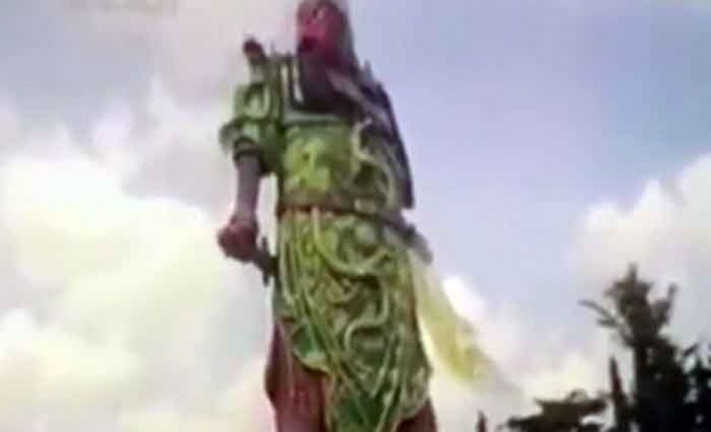 Patung dewa di Kelenteng Tuban yang akan runtuh

