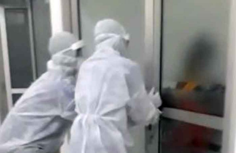 Screenshot video PDP yang hendak kelaur ruang isolasi dicegah petugas berpakaian APD lengkap