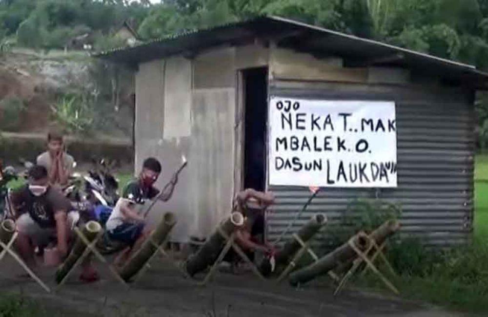 Para pemuda di Desa Ringinagung usir pendatang di pintu masuk desa gunakan meriam bambu