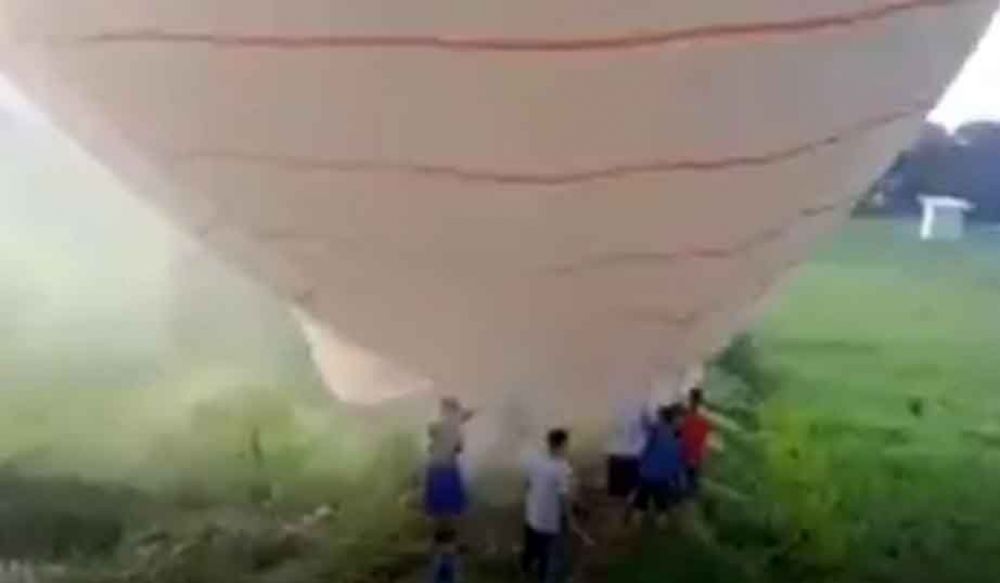 Balon udara yang akan diterbangkan warga disita oleh petugas 