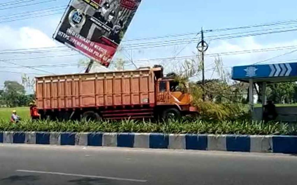 Truk menabrak baliho di Ponorogo yang menimpa kabel listrik