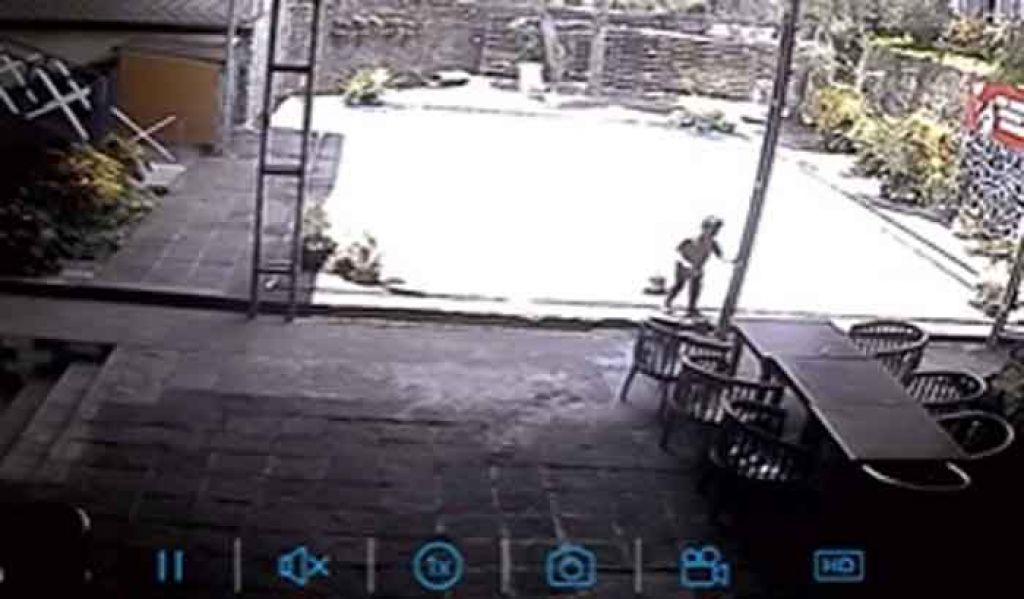 Rekaman CCTV perlihatkan korban bermain di kolam renang hotel