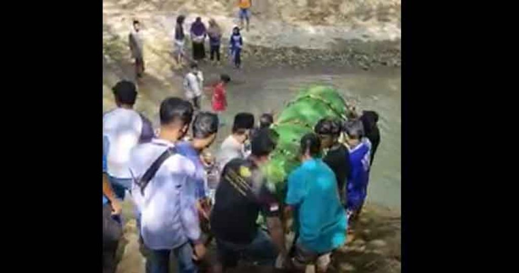 Tangkapan layar video warga memakamkan melewati sungai yang viral