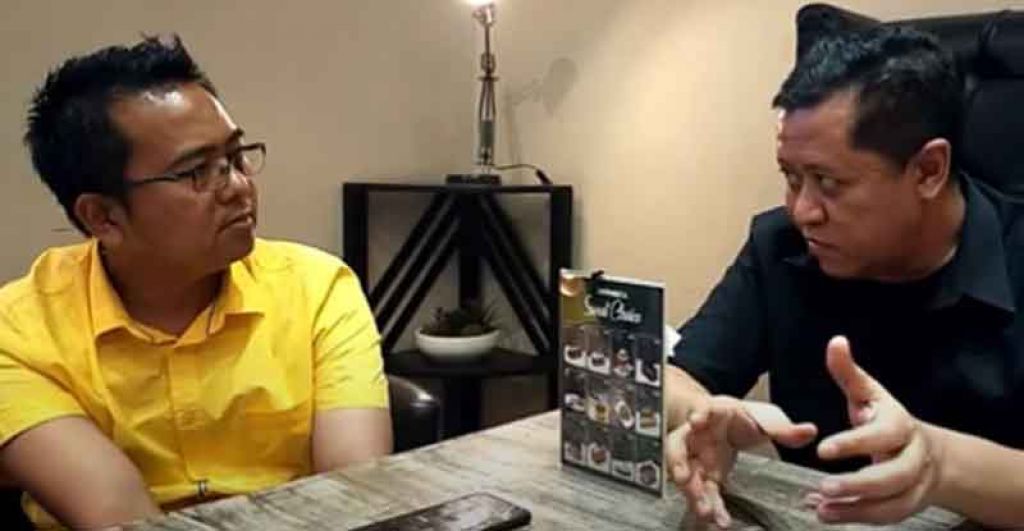 Kakak kandung Whisnu Sakti Buana, Jagad Hari Seno (kanan) dan pengacara muda M. Sholeh

