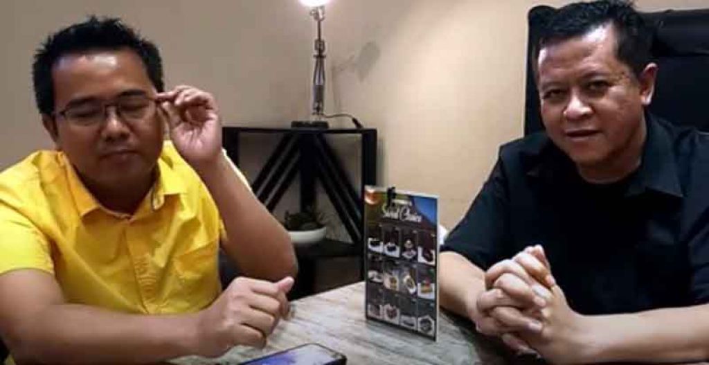 Kakak kandung Whisnu Sakti Buana, Jagad Hari Seno (kanan) dan pengacara muda M. Sholeh

