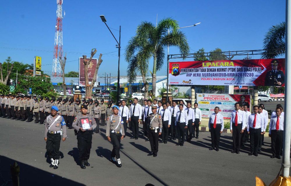 Upacara Pemberhentian Tidak Dengan Hormat terhadap polisi berpangkat AKP di Mapolres Madiun Kota