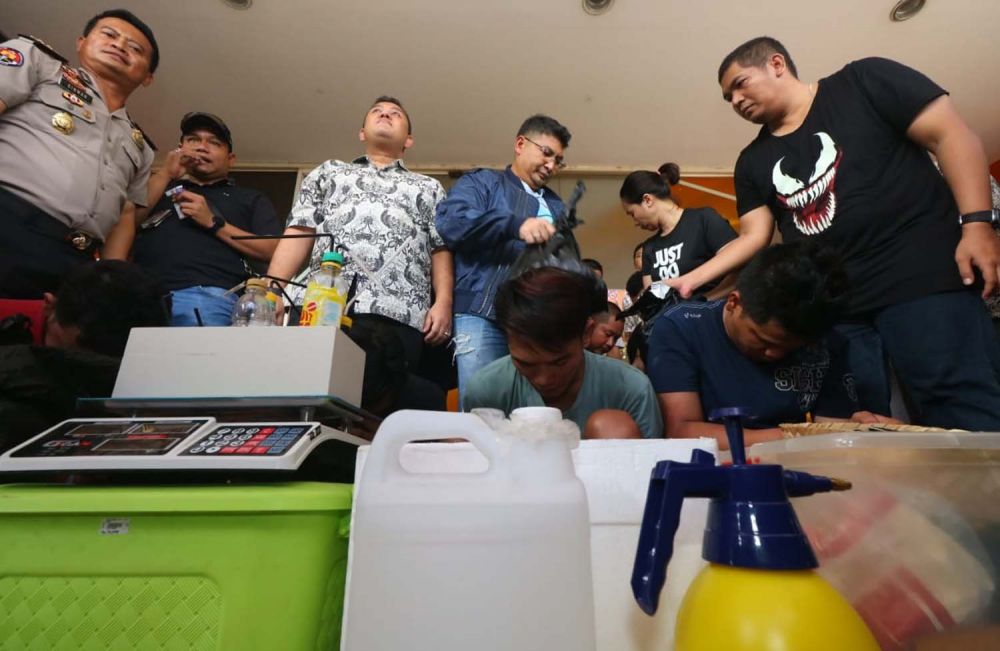 Barang bukti yang disita dari produsen ganja sintetis di Surabaya