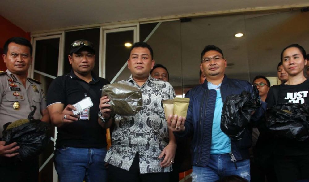 Petugas menunjukkan kemasan ganja sintetis siap edar yang diproduksi di Surabaya

