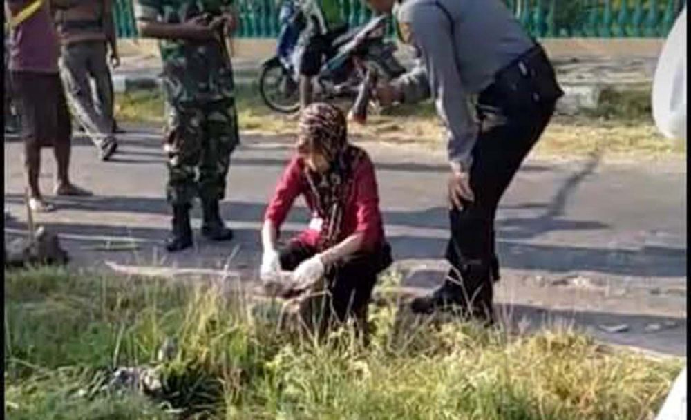 Petugas mengevakuasi mayat bayi dalam kardus yang ditemukan di Magetan