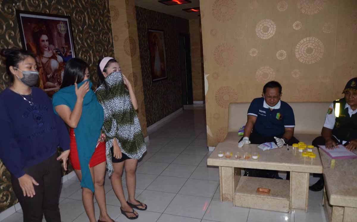 Para pemandu lagu menjalani tes urine yang dilakukan tim gabungan Polres Ponorogo