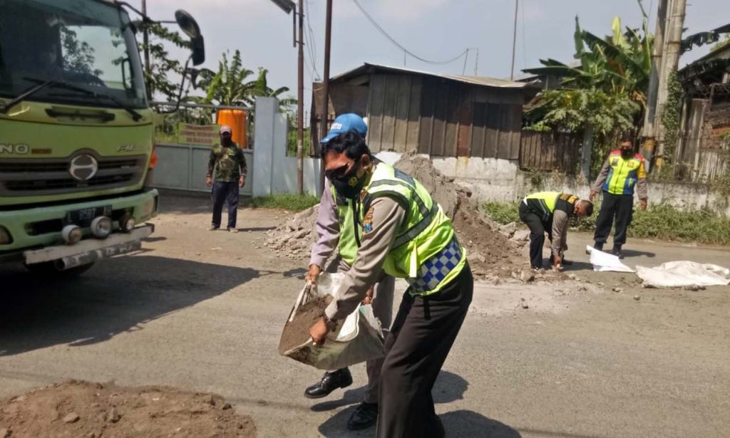 Sering Sebabkan Kecelakaan, Jalan Berlubang di Pasuruan Diuruk Polisi dan Warga