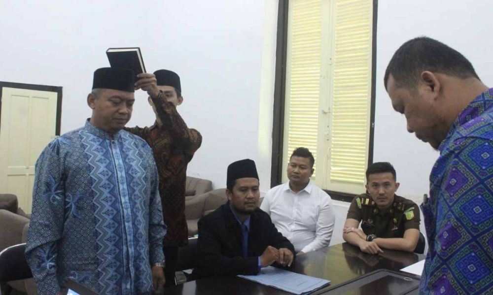 Supriyanto, ustaz penyebar hoaks Jokowi akan legalkan zina saat menjalani sidang di Bawaslu Banyuwangi